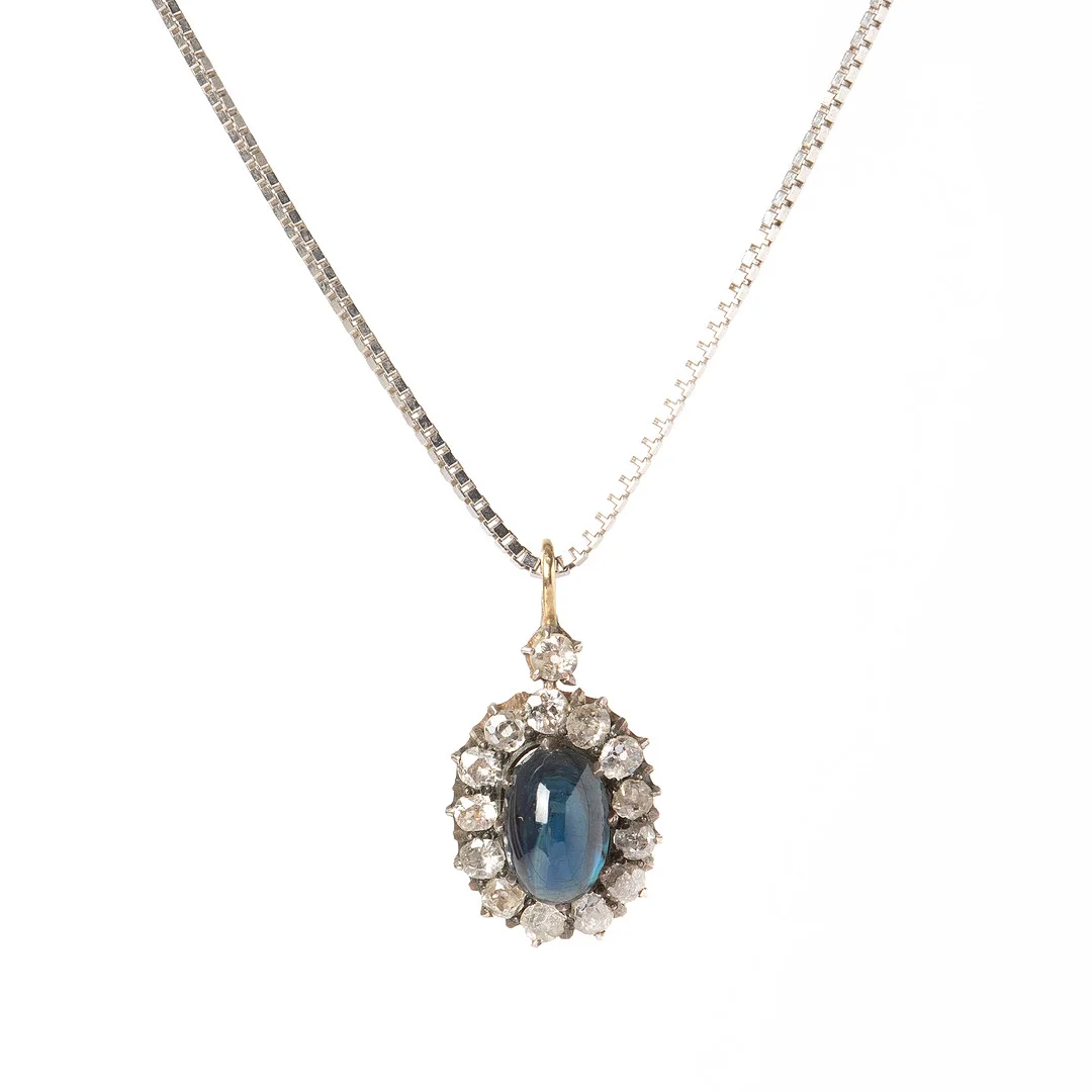 HÄNGE, guld och silver med cabochonslipad safir och gammalslipade diamanter. — Brooches & Pendants — Stockholms Auktionsverk Göteborg