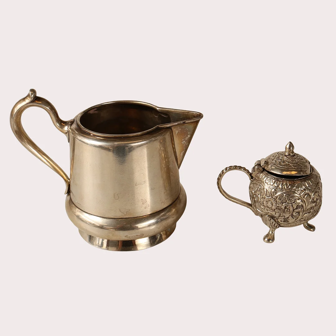 LITEN KANNA MED LOCK SAMT MJÖLKKANNA, silver, Ryssland. — Silver — Limhamns Auktionsbyrå