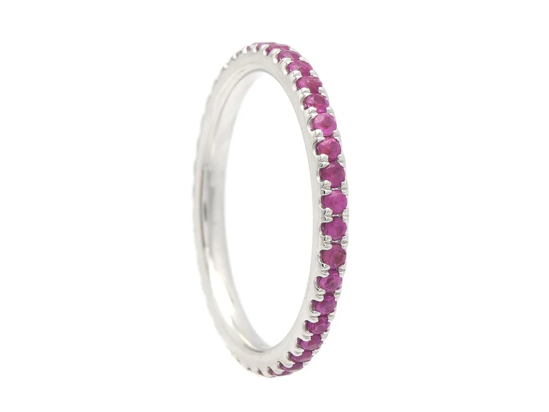 HELALLIANSRING, 18K vitguld, 39 briljantslipade diamanter ca 0,71 ctv, stl 17 mm, vikt 2,3 g. — Smycken/Alliansring — Kaplans