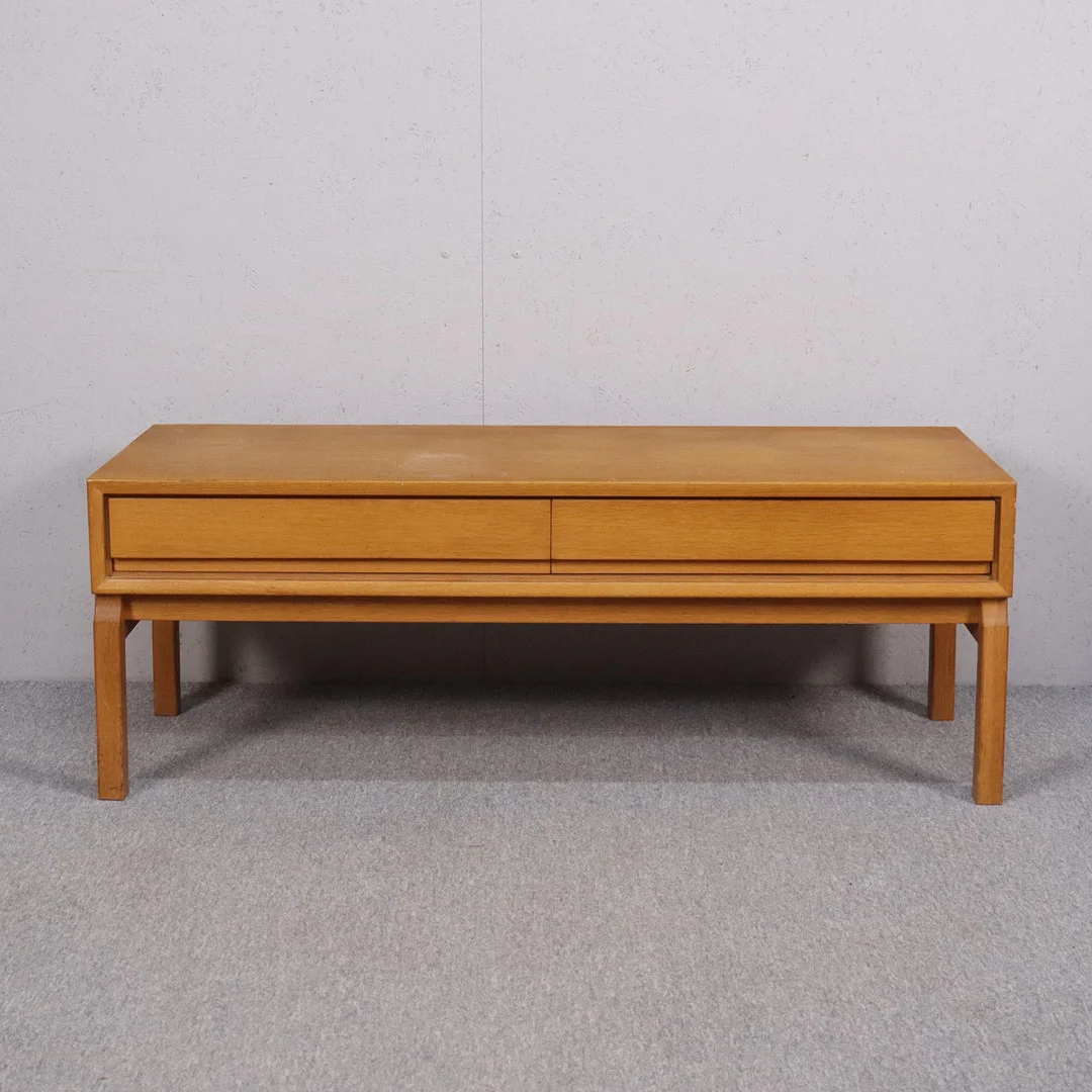 MARIAN GRABINSKI. hallbord / TV-bänk, ek delvis fanér, ur serien "MTP", IKEA, 1960-tal. — Chests of drawers — Markus Auktioner