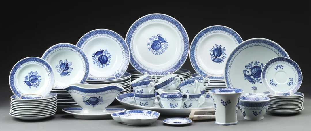 Royal Copenhagen / Aluminia, 'Tranquebar'. Servicedele af fajance (89) — Glass, porcelain and ceramics/Dinnerware, tea sets, coffee sets — Lauritz