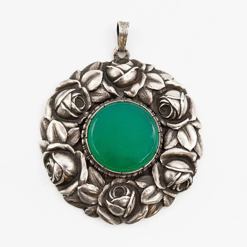 JOSEF PAUSER. DESIGNERANHÄNGER MIT GROSSEM CHRYSOPRAS, FASSUNG AUS 800ER SILBER, MIT MEISTERPUNZE "JP", FÜR OTT-PAUSERSCHE FABRIK, DEUTSCHLAND (SCHWÄBISCH GMÜND) UM 1920. — Brooches & Pendants — Kunst- und Auktionshaus Kleinhenz