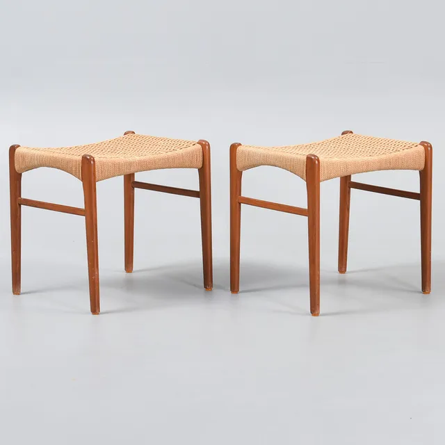 ARNE HOVMAND OLSEN. Et par taburetter i teak med papirflet. Fremstillet hos Mogens Kold. Danmark, 1960'erne.