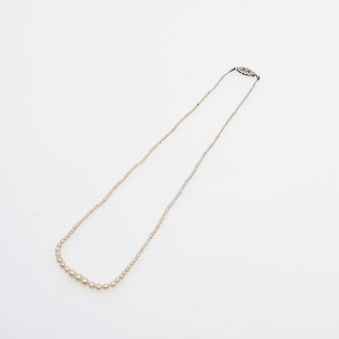 A SINGLE ROW GRADUATED PEARL NECKLACE. — Necklace — Lawrences Auctioneers