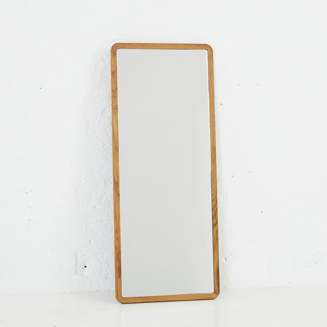 JONAS LINDVALL. "Miss Holly" spegel, för Stolab, Sverige, samtida. — Mirrors — Stockholms Auktionsverk Magasin 5