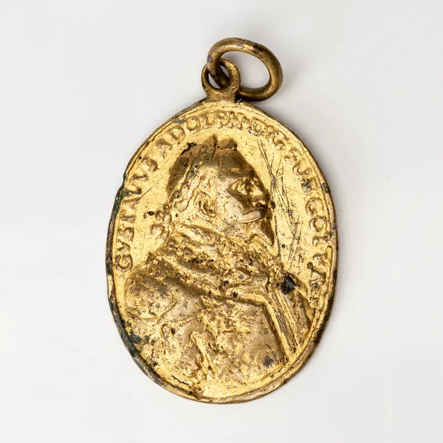 MEDALJONG, förgylld mässing, reliefporträtt av Gustav II Adolf, senare avgjutning.
