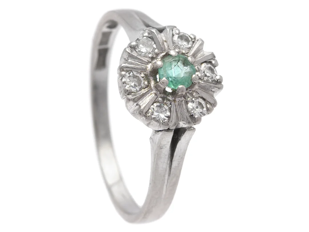 CARMOSÉRING, 18K vitguld, smaragd, 6 åttkantslipade diamanter ca 0,16 ctv, stl 17 mm, vikt 3,5 g. — Smycken/Carmoséring — Kaplans