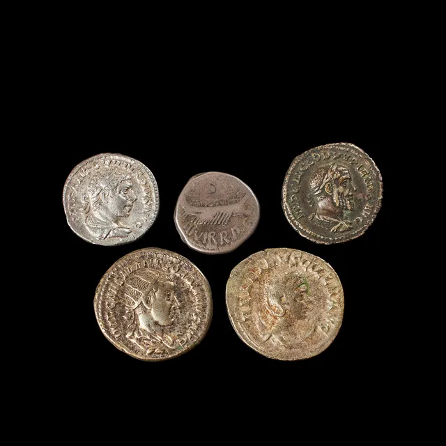 SILVERMYNT romerska 5 st, bl a Gordianus III kejsare 238-244, Marcus Antonius, 32-31 f Kr, legionärdenarius, präglad 32-31 f Kr, Pupienus, denarius präglad 238.