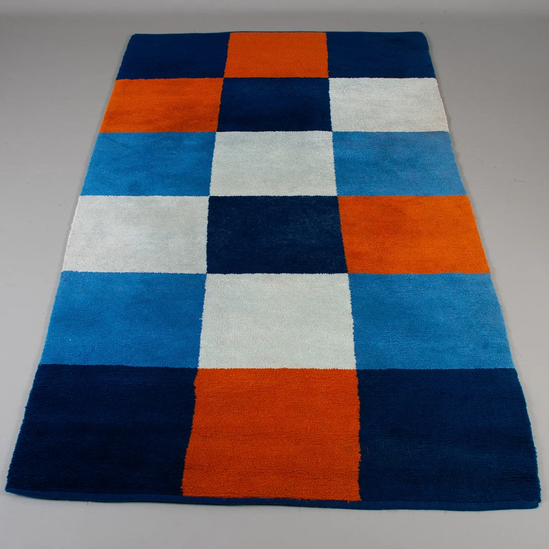 ASTRID SAMPE. TILLSKRIVEN. Matta, maskinvävd. 266x155 cm. — Carpets — Laholms Auktionskammare
