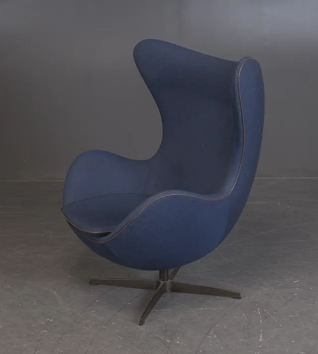 Arne Jacobsen. ‘The Egg’ anniversary model, special edition with canvas, 440/999