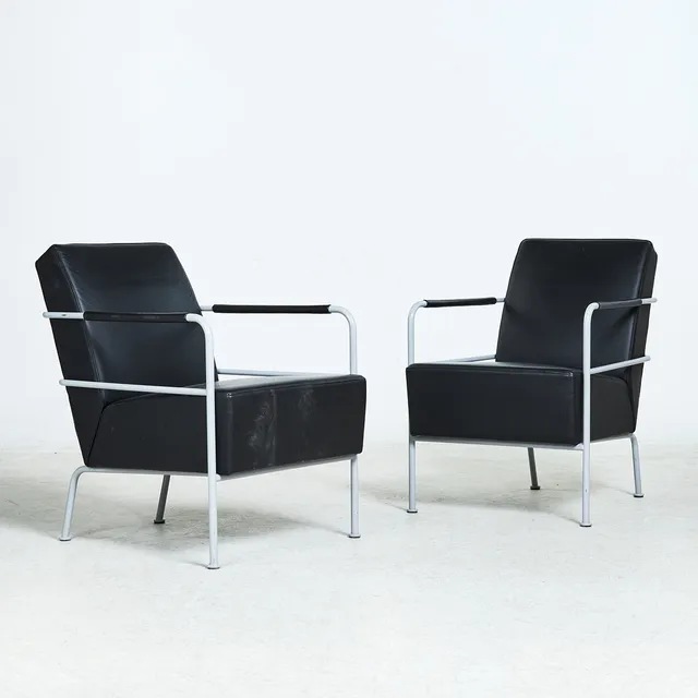 GUNILLA ALLARD. "Cinema", fåtöljer, 1 par, modell formgiven 1994, för Lammhults, svart skinn, etikettmärkta.