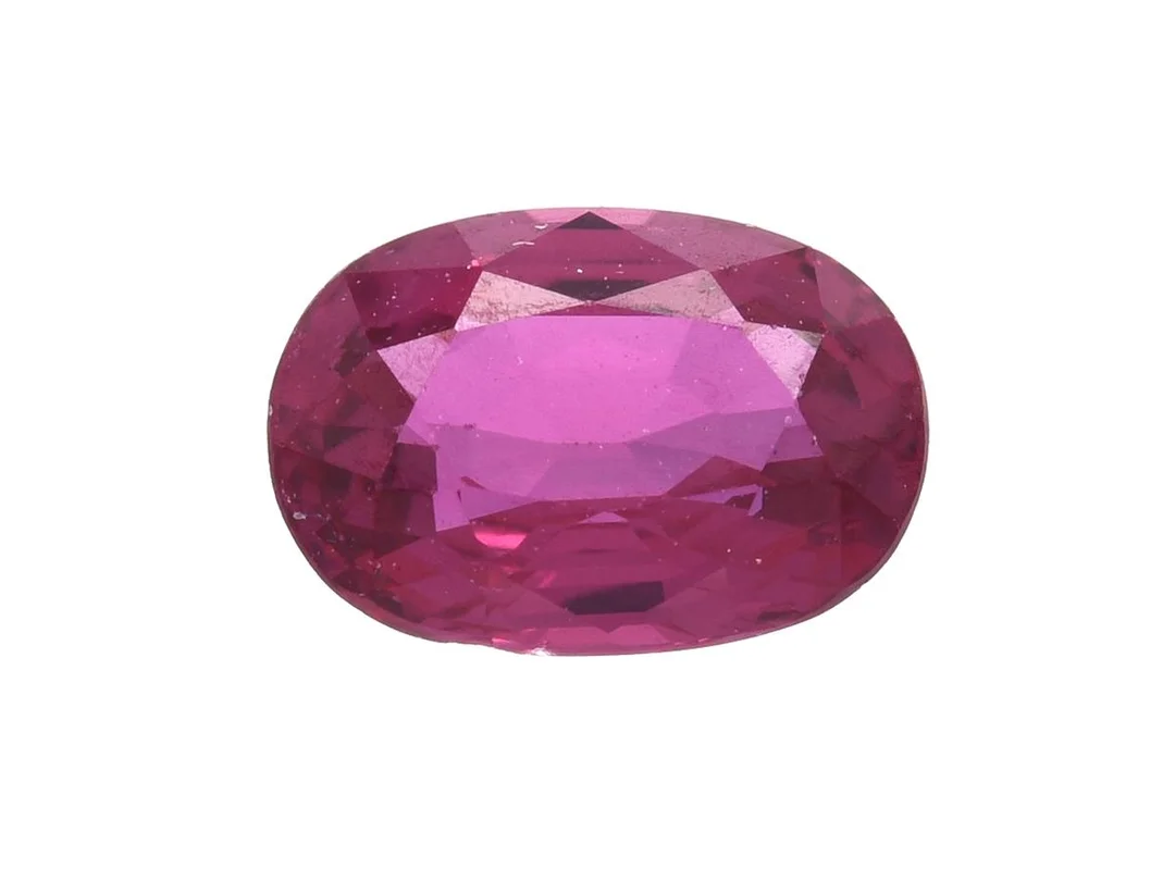 RUBIN, ovalslipad, 0,69 ct, 6,1x4,3x2,9 mm, inverterade naturaler på paviljongen. — Ädelstenar/Rubiner — Kaplans