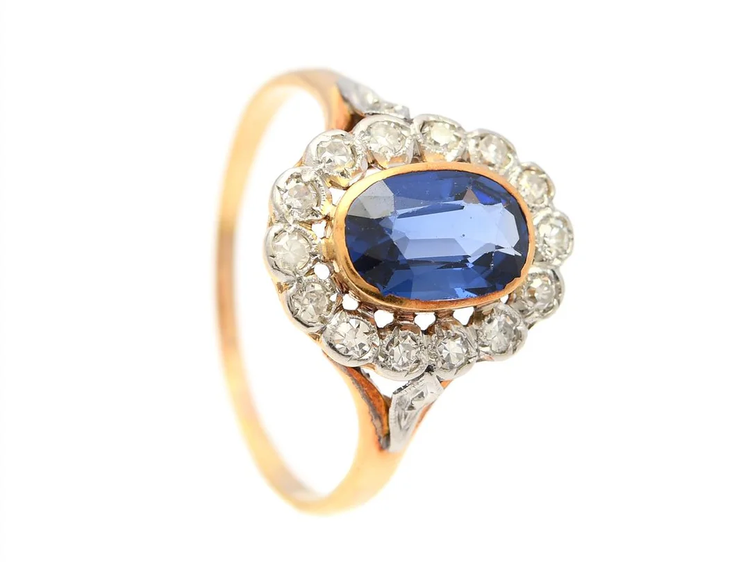 CARMOSÉRING, 18K guld/platina, syntetisk safir, åttkantslipade diamanter ca 0,35 ctv, ca TW-TCr/VS-P, stl 19,75 mm, vikt 3,3 g, safiren har slitna fasettkanter, enstaka diamanter har skador och nagg. — Smycken/Carmoséring — Kaplans