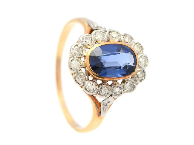 CARMOSÉRING, 18K guld/platina, syntetisk safir, åttkantslipade diamanter ca 0,35 ctv, ca TW-TCr/VS-P, stl 19,75 mm, vikt 3,3 g, safiren har slitna fasettkanter, enstaka diamanter har skador och nagg.