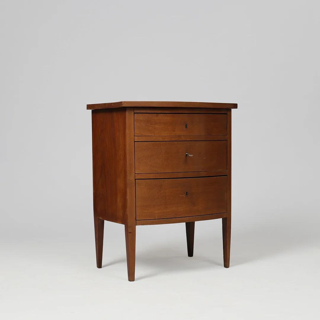 Lille mahogni kommode, empireform ca. 1910. — Chests of drawers — Palsgaard Kunstauktioner