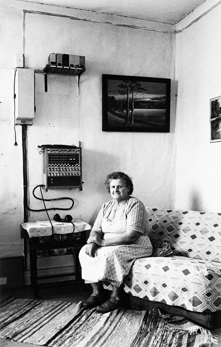 Sune Jonsson, "Hemmansägaren och banvaktsänkan Severina Nyberg, Nyluspen, Vilhelmina kn, juli 1961". — Bukowskis