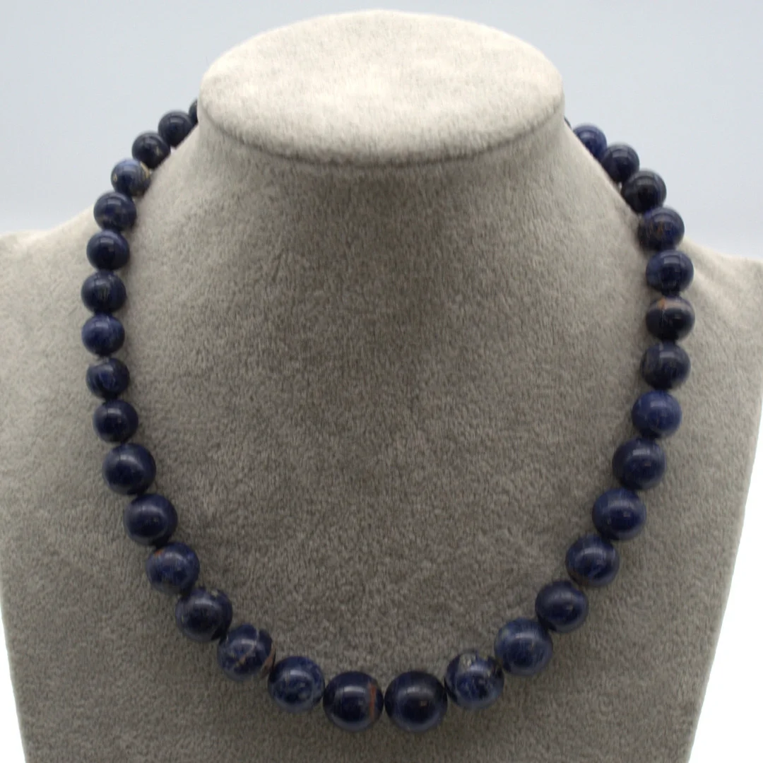 HALSKETTE AUS LAPISLAZULI-PERLEN, HANDPOLIERTE PERLEN, RUND, EINZELN GEBUNDEN, STERLING SILBER VERGOLDETER VERSCHLUSS, LANGER PATENT 20. JAHRHUNDERT, CA. 43,5 CM. — Necklace — Kunst- und Auktionshaus Kleinhenz
