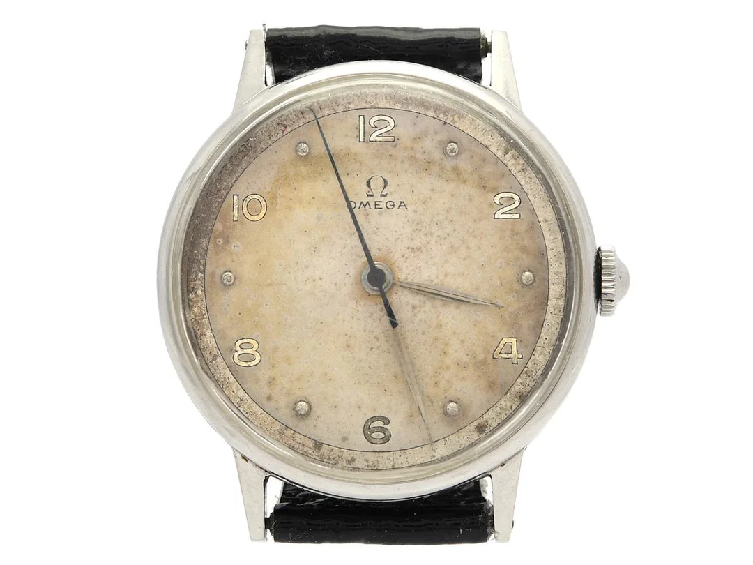 OMEGA, herrur, 35 mm, Cal 30 T2 SC, Serie nr. 10659963, Ref nr. CK 2348, Boett nr. 2348/5, stål, manuell, plexiglas, skadad urtavla, skadad boett (se bild), läderband, ca 1944. — Klockor/Omega — Kaplans