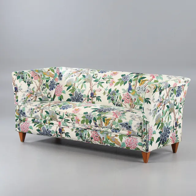 SOFFA, klädd i "Hydrangea Bird", GP & J Baker, omkring 1900-talets mitt.