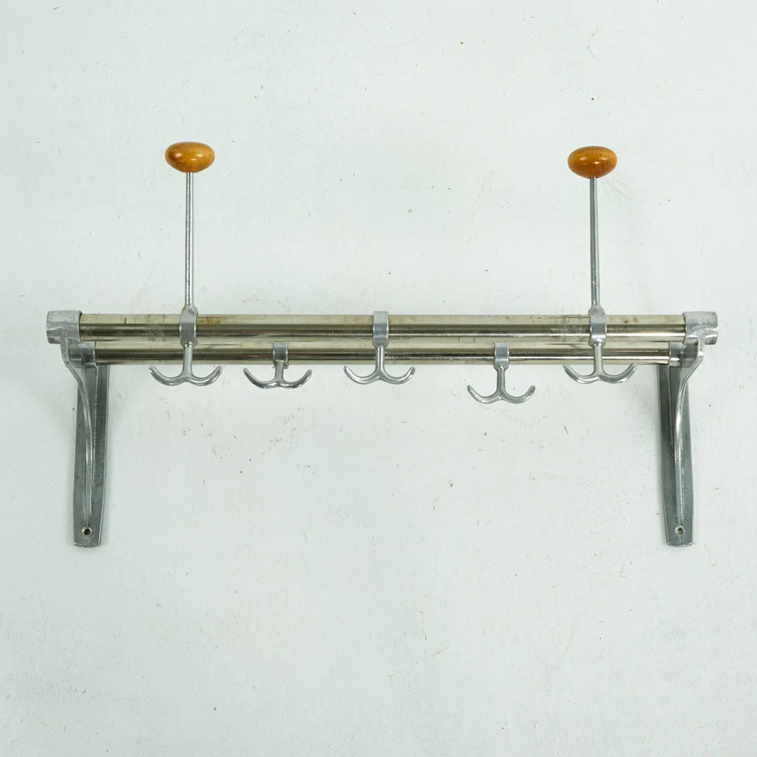 GUNNAR BOLIN. "Nostalgi", hatthylla, 1930/1940-tal, funkis, förkromade stålrör och gavlar i gjuten aluminium, 5 dubbelkrokar samt 2 hatthållare, hatthållare med knoppar av björk. — Cupboards, Cabinets & Shelves — Stockholms Auktionsverk Sickla