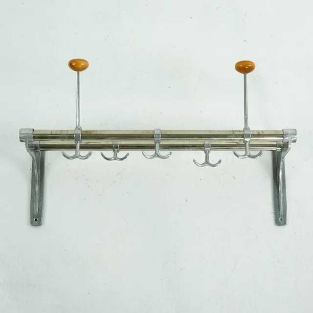 GUNNAR BOLIN. "Nostalgi", hatthylla, 1930/1940-tal, funkis, förkromade stålrör och gavlar i gjuten aluminium, 5 dubbelkrokar samt 2 hatthållare, hatthållare med knoppar av björk.