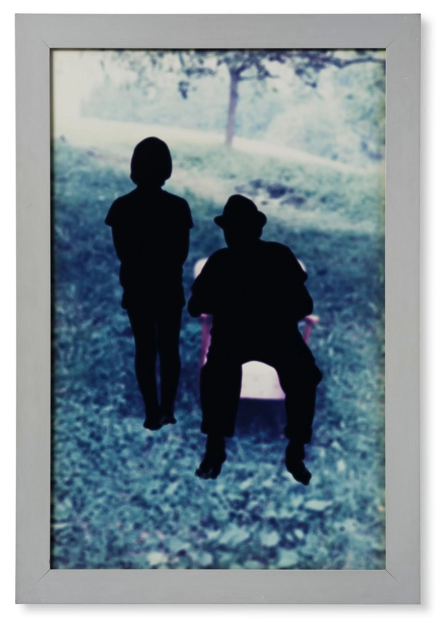 Maria Miesenberger, "Utan titel (På en stol i trädgården)", 2000. — Bukowskis