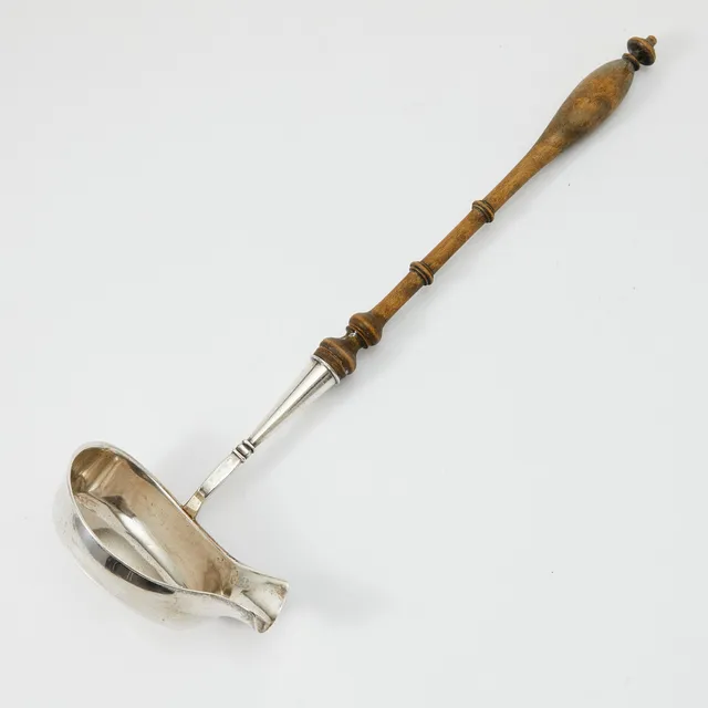 SOPPSLEV, silver, svarvat träskaft, otydliga mästarstämplar, Stockholm 1903.