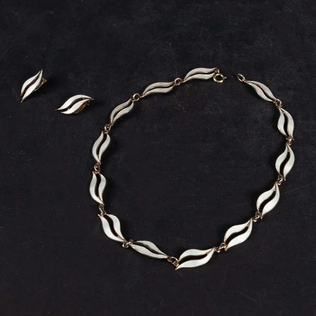 AKSEL HOLMSEN. HALSCOLLIER SAMT ÖRHÄNGEN sterlingsilver och emalj.