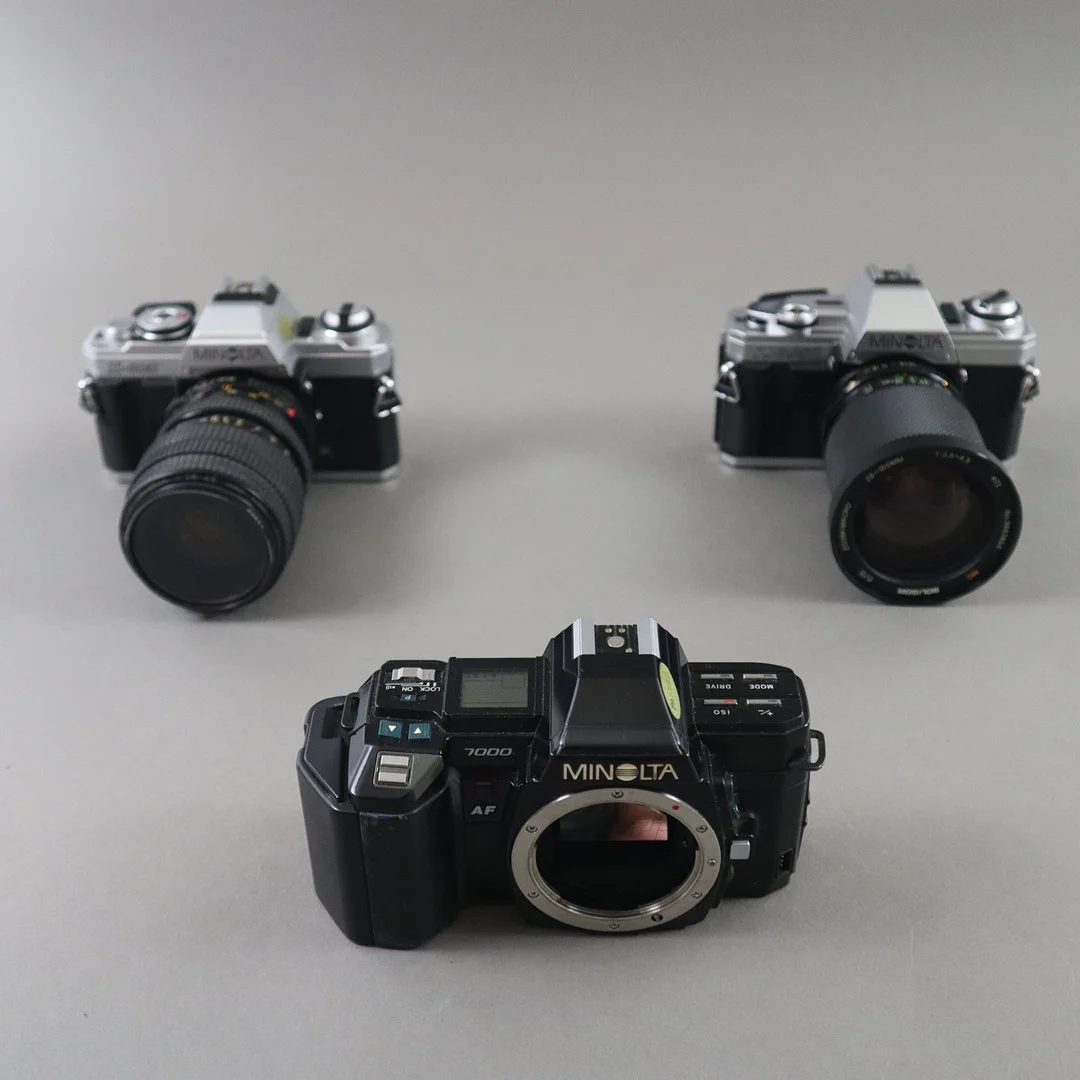 Konvolut MINOLTA Kameras und Zubehör über 15 Teilen. — Cameras & accessories — Auktionshaus Blank
