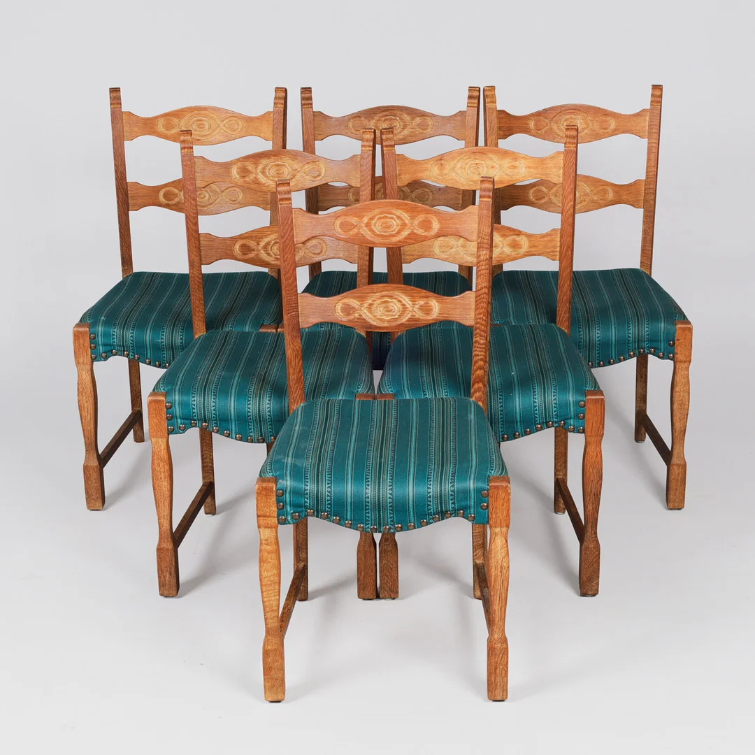 Et sæt med seks stole af egetræ, sæder betrukket med stribet møbelstof, Kjærnulf stil, Danmark, 1960/1970'erne, (6). — Armchairs & Chairs — Palsgaard Kunstauktioner