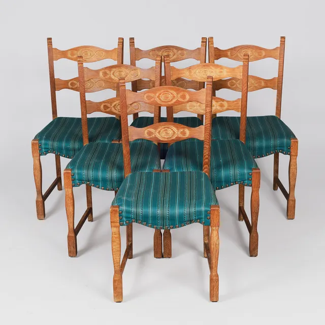 Et sæt med seks stole af egetræ, sæder betrukket med stribet møbelstof, Kjærnulf stil, Danmark, 1960/1970'erne, (6).