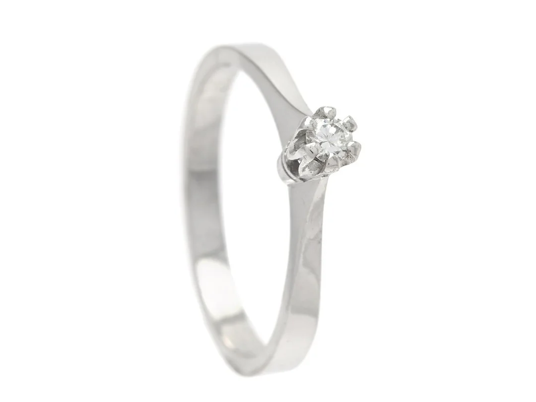 ENSTENSRING, 18K vitguld, briljantslipad diamant 0,06 ct enligt gravyr, Uppsala 1974, stl 16,5 mm, vikt 2,4 g. — Smycken/Enstensring — Kaplans