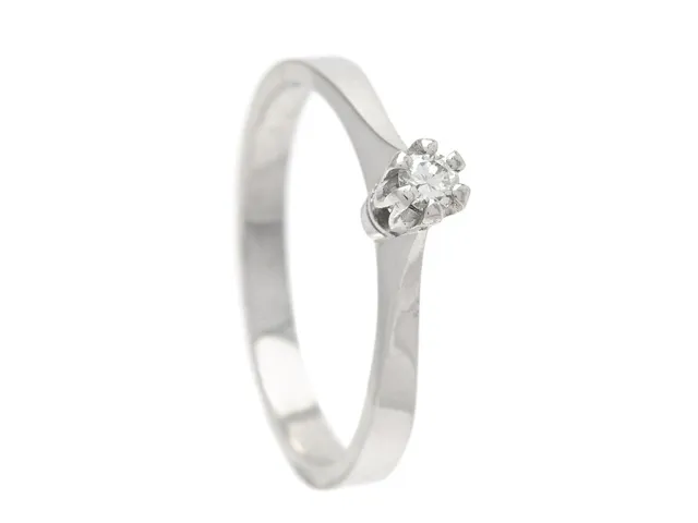 ENSTENSRING, 18K vitguld, briljantslipad diamant 0,06 ct enligt gravyr, Uppsala 1974, stl 16,5 mm, vikt 2,4 g.