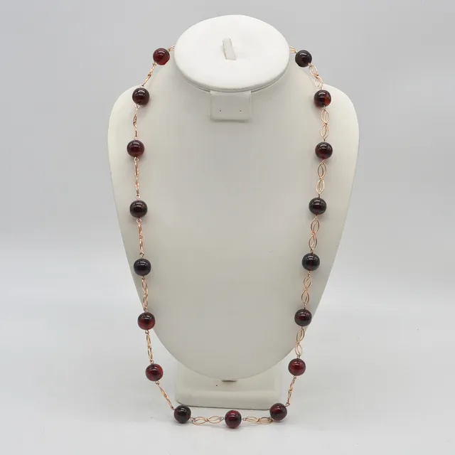 DESIGNER-GLIEDERCOLLIER MIT RESINPERLEN, VERGOLDETE KETTENGLIEDER, BERNSTEIN-FARBE, ENDLOS, 20. JAHRHUNDERT.