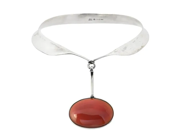 GEORG JENSEN, collier nr 160, hänge nr 133, sterlingsilver, agat, Torun Bülow-Hübe, hängets höjd 67 mm, mått 12,5x14 mm, vikt 115,1 g.