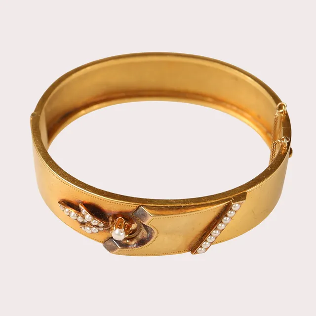 ARMRING MED PÄRLOR, stel, öppningsbar, 18k guld med pärlor, år 1886.
