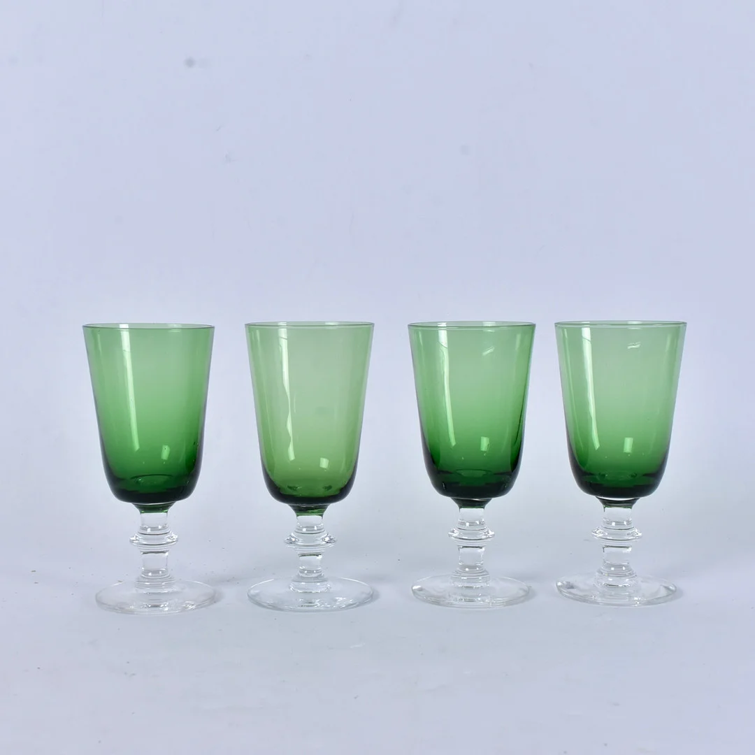 VINGLAS, 4-styclen, grön glasmassa, 1900-tal. — Utility glass — Halmstads Auktionskammare