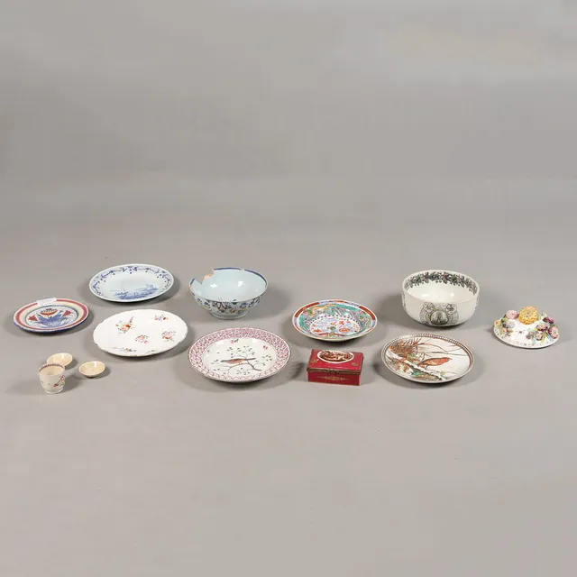 A COLLECTION OF VARIOUS CERAMICS (QTY).
