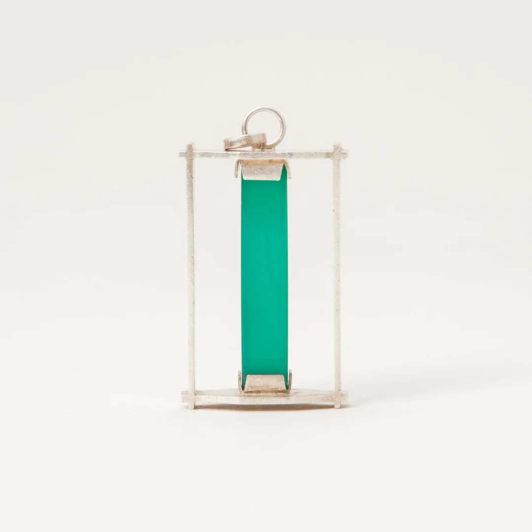 ELIS KAUPPI. Hänge, sterlingsilver med kalcedonstav, svenska importstämplar, Kupittaan Kulta, Finland, 1970-tal. — Brooches & Pendants — Göteborgs Auktionsverk