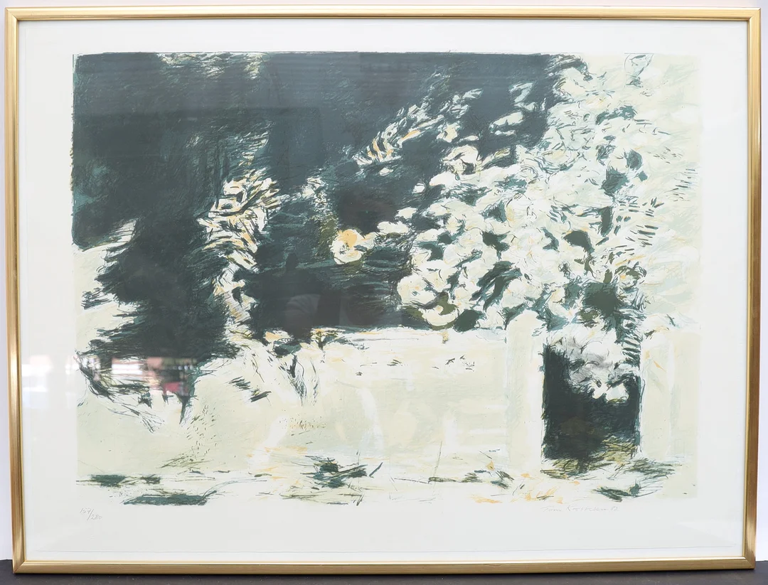 TOM KRESTESEN. Komposition med blomster, färglitografi, signerad och numrerad, daterad 82. — Engravings & Prints — Falun Auktionsbyrå