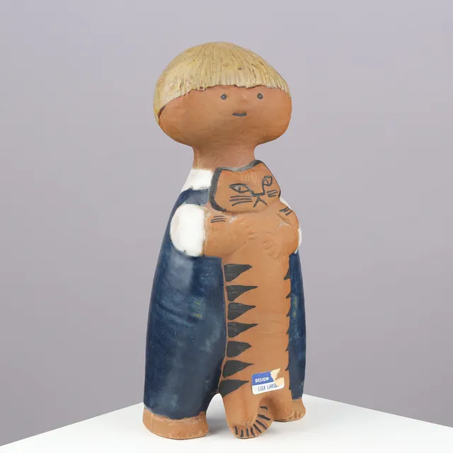 LISA LARSON (1931-2024). "Pelle", figur af glaseret stentøj, Gustavsberg, Sverige, 1900-tallet anden halvdel.