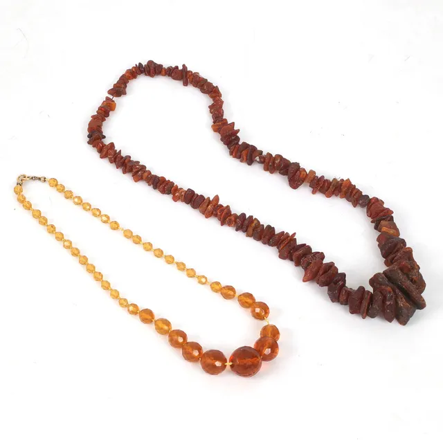 COLLIER, 2 st, bärnsten och slipad bärnsten.