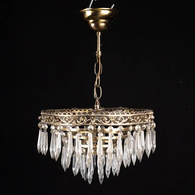 TAKLAMPA, behängd med prismor, 1900-talets andra hälft.
