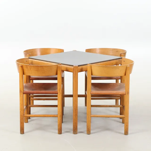 MOGENS LASSEN. Fritz Hansen. Spisebord samt fire stole af bøgetræ, model 4216 (5).