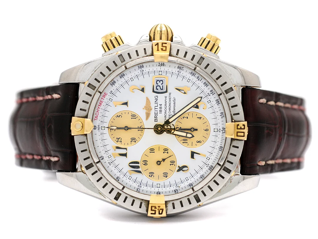 BREITLING, Chronomat Evolution, Chronometre, "Tachymetre", Cal 13 (ETA 7750), Verk nr. 799851, Serie nr. 799851, Ref nr. B13356, Boett nr. 0605 B4, kronograf, herrur, 43,7 mm, bicolour, automatisk, safirglas, datum, läderband, originalspänne, cert, april 2009, box, ytterkartong. — Klockor/Breitling — Kaplans