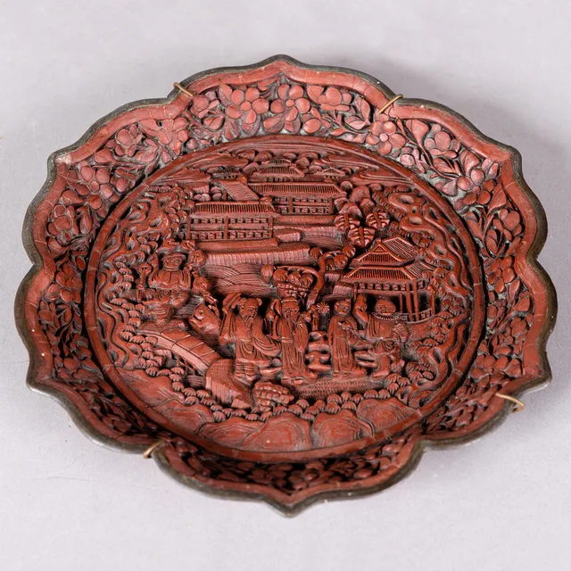 Wandteller, Rotlack, Qianlong Marke, um 1900.