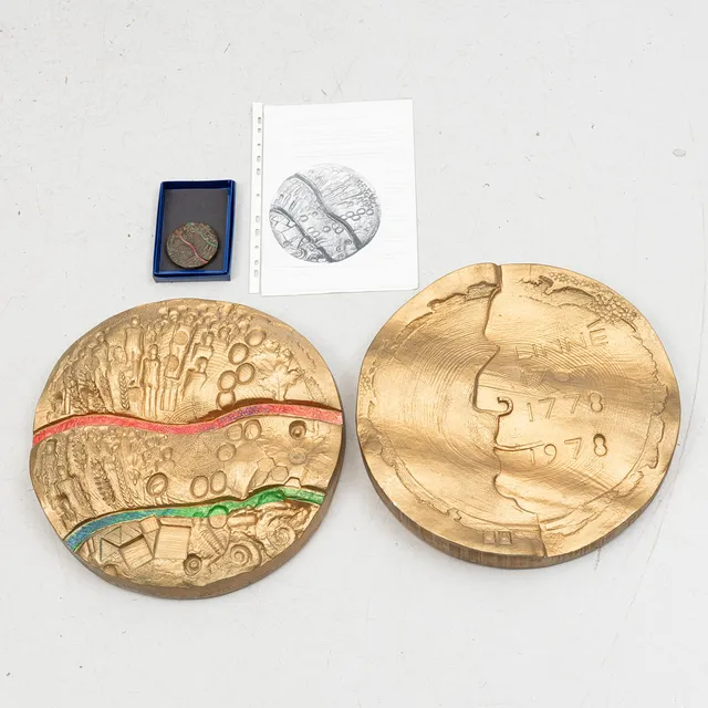 FÖRLAGA samt MEDALJ (2 +1), utförd av Olle Adrin 1978, märkt LINNÉ 1707/1778/1978, OA samt 2/3000, Svenska medaljgillet, årets medalj 1978.