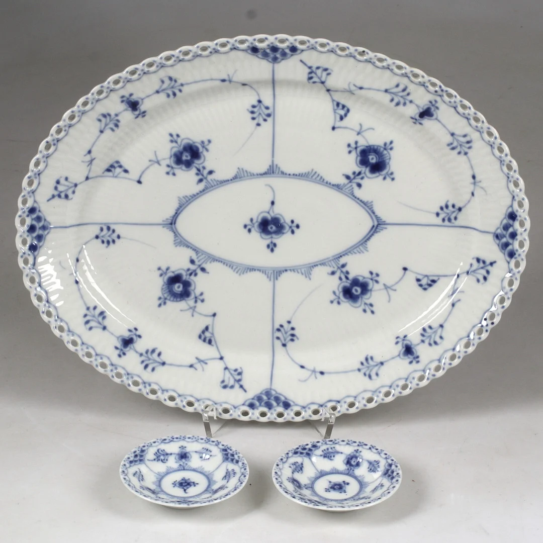 SERVISDELAR, 3 st, porslin, "Musselmalet", Royal Copenhagen, Danmark. — European — Stadsauktion Sundsvall