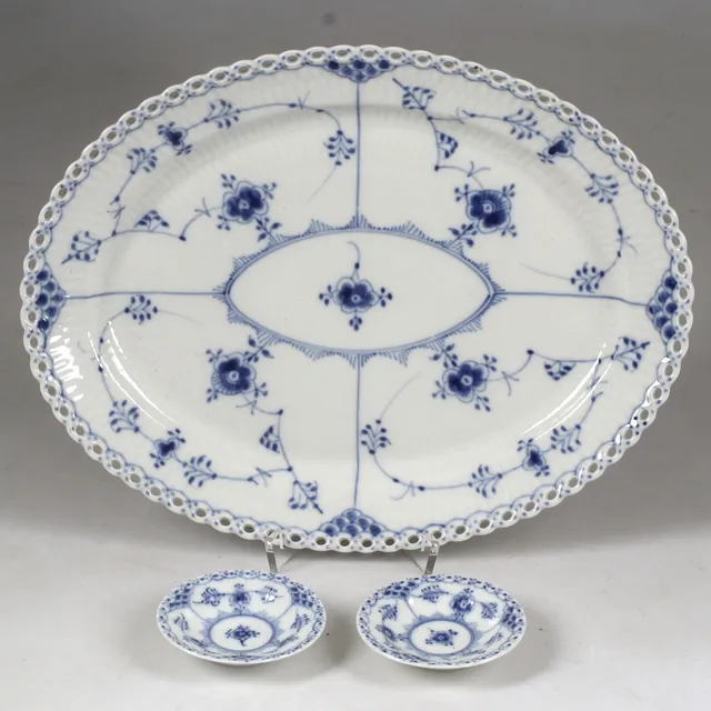 SERVISDELAR, 3 st, porslin, "Musselmalet", Royal Copenhagen, Danmark.