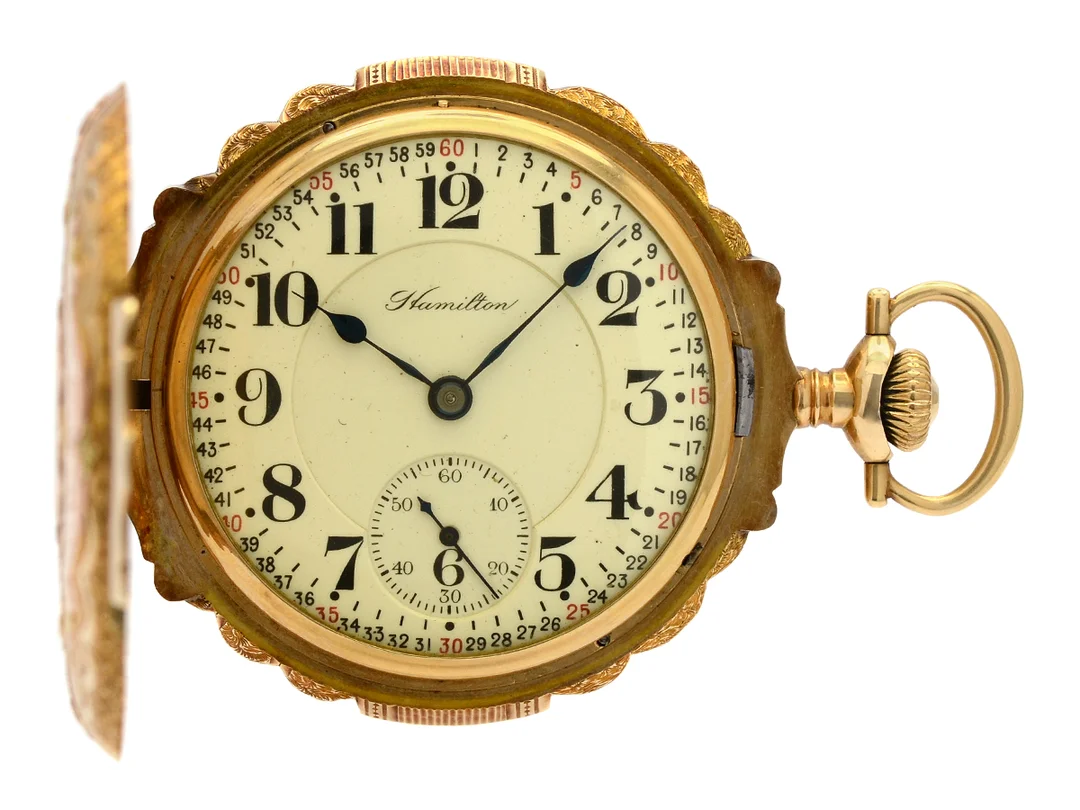 HAMILTON, fickur, 52 mm, savonett, Cal 993 (21 stenar, 16 size), Serie nr. 1326846, Boett nr. 417732, 14K flerfärgat guld, ankargång, s.k. Montgomeryurtavla, mönster, buckla, monogram, ca 1918. — Klockor/Hamilton — Kaplans